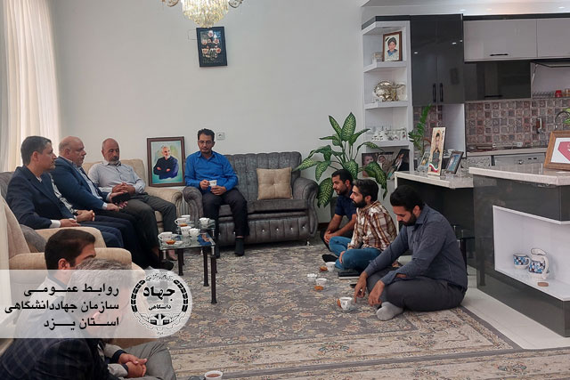 تجلیل جهاددانشگاهی یزد و دانشگاه علم و هنر از خانواده شهید جنگ ۱۲ روزه در هفته دفاع مقدس